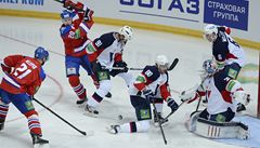 Lev Praha - Slovan Bratislava. Zleva Jakub Klepi a Petr Vrána z týmu Lev Praha, Jan Lipianský a Ján Tabaek ze Slovanu, branká Slovanu Jaroslav Janus a Tomá Mojí ze Slovanu Bratislava