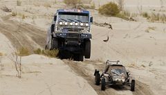 Kamion Rusa Ajrata Mard�jeva a bugina Nizozemce Jurgena van den Goorbergha na Rallye Dakar