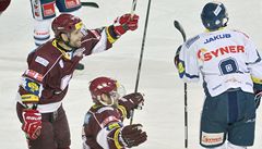 Sparta Praha - Bílí Tyg�i Liberec. Michal Bro� (vlevo) a Marek Hovorka ze Sparty se radují z gólu, p�ihlí�í Michal Bárta z Liberce (vpravo)