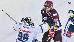 Sparta Praha - Bílí Tyg�i Liberec. Branká� Marek Schwarz z Liberce (vlevo) a Michal Bro� ze Sparty 