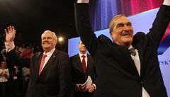 Miloš Zeman (vlevo) a Karel Schwarzenberg přicházejí na debatu v televizi Prima.