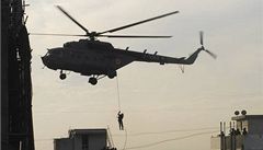 len speciálních jednotek se spoutí z helikoptéry (ilustraní foto)