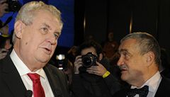 Karel Schwarzenberg a Milo Zeman v televizní debat.