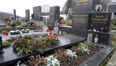 Do rodinného hrobu byla uložena rakev s ostatky Jiřiny Jiráskové.