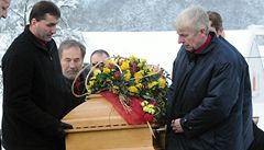 Rakev s ostatky here�ky Ji�iny Jiráskové.