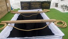 Ji�ina Jirásková spo�ine, jak si p�ála, v rodinném hrob� se svým �ivotním partnerem Zde�kem Podskalským.