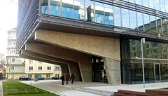 Do Jankovcovy ulice novostavba vystupuje pomocí masivní konzoly. 