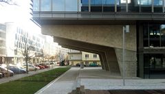 Do Jankovcovy ulice novostavba vystupuje pomocí masivní konzoly. 