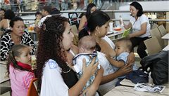 Kostarické matky hromadně protestovaly kojením na veřejnosti 