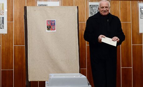 Prezident Vclav Klaus odevzdal svj hlas ve druhm kole prezidentskch voleb. 