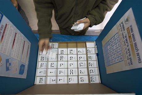 Voják pipravuje volební lístky na vojenské základn na jihu zem. Izraelci dnes volí nový Kneset