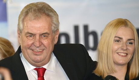 Milo Zeman krátce po svém vítzství, po jeho boku stojí dcera Kateina Zemanová - tvá jeho kampan.