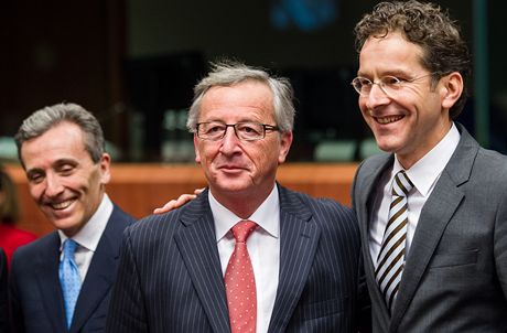 Odcházející éf Euroskupiny Jean-Claude Juncker, uprosted, jeho nový éf Jeroen Dijsselbloem, vpravo a italský ministr financí Vittorio Grilli