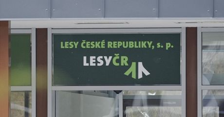 V generálním editelství státního podniku Lesy R v Hradci Králové zasahovala protikorupní policie. 