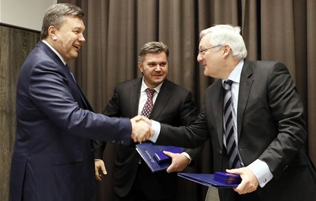 Viktor Janukovy si podává ruku se zástupcem spolenosti Shell Peterem Voserem.