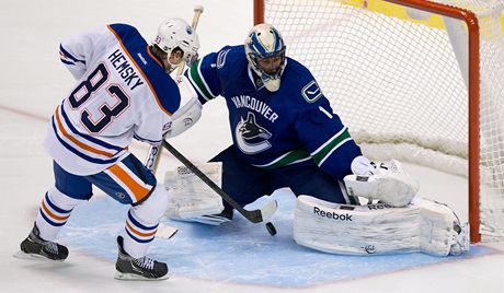 eský hokejista Ale Hemský z Edmontonu Oilers a branká Vancouveru Canucks Roberto Luongo