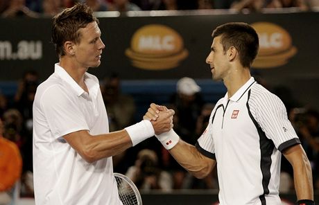 eský tenista Tomá Berdych (vlevo) a Srb Novak Djokovi