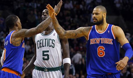 Radost basketbalist New Yorku Knicks J.R. Smitha (vlevo) a Tysona Chandlera   