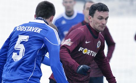 Sparta Praha - Banská Bystrica. Hrá Sparty David Lafata (vpravo) a Matej Podstavek z Banské Bystrice (vlevo)