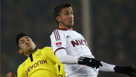 eský fotbalista Norimberku Tomá Pekhart (vpravo) a Ilkay Gündogan z Borussie Dortmund 