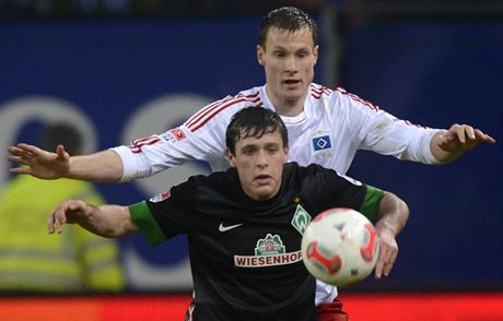 Fotbalista Hamburku Marcel Jansen (vzadu) a Zlatko Junuzovi z Werderu Brémy