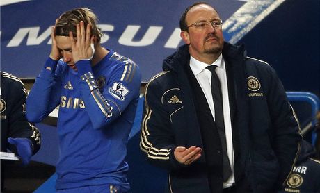 Chelsea. Vlevo Fernando Torres a Rafael Benítez.
