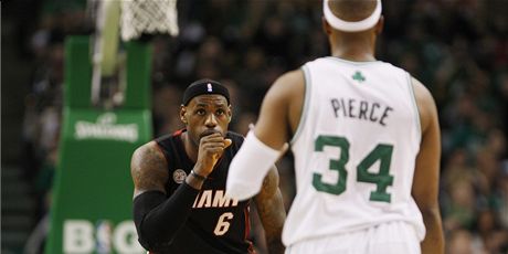 Boston - Miami (LeBron James a Paul Pierce)
