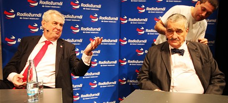 Karel Schwarzenberg a Milo Zeman pi dalí z pedvolebních debat.