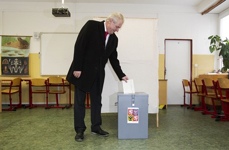 Milo Zeman vhazuje svj hlas do volební urny.