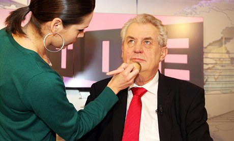 Nov zvolený prezident Milo Zeman v televizním studiu, kde se koná dalí z jeho povolebních rozhovor.