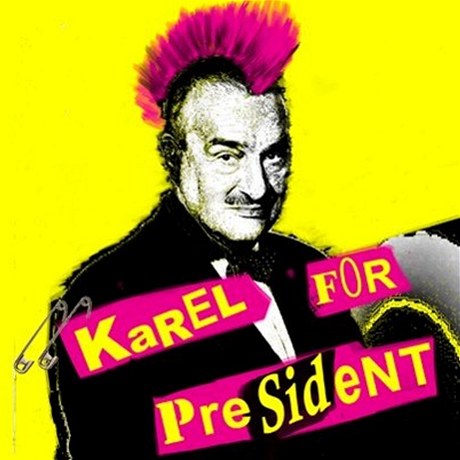 Ptasedmdesátiletý kníe Schwarzenberg s namalovaným "írem" shlíí na volie z plakát stylizovaných podle obalu desky kapely Sex Pistols.