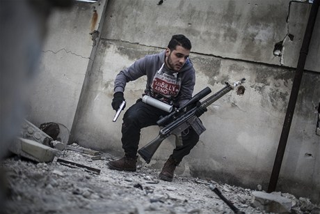 Snajpr z povstalecké armády bhem boj v Aleppu. 