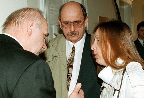 V budov Vrchního soudu v Praze zemel soudce a bývalý vrchní alobce Jií Kulvejt (uprosted na archivním snímku z 20. dubna 1998). 