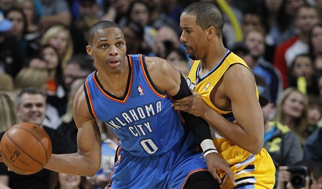 Basketbalista Denveru Nuggets Andre Miller (vpravo) a Russell Westbrook z Oklahoma City Thunder