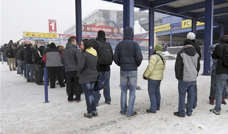 Fanouci ped Letnou, fotbalovým stadionem Sparty