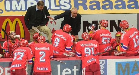 eské Budjovice - Kometa Brno. Trenér Peter Draisaitl udílí pokyny hrám eských Budjovic