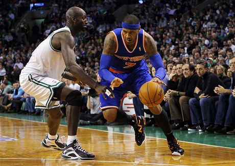 Basketbalista New Yorku Knicks Carmelo Anthony (vpravo) a Kevin Garnett z Bostonu Celtics