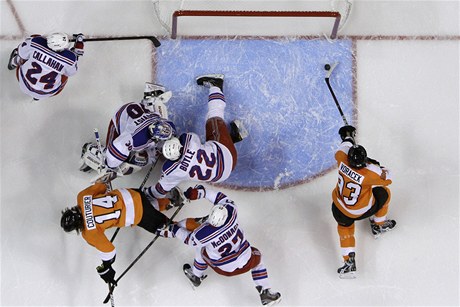 eský hokejista Jakub Voráek (vprav) z Philadelphie Flyers skóruje