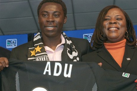 Americký fotbalista Freddy Adu a jeho matka Emelia Aduová