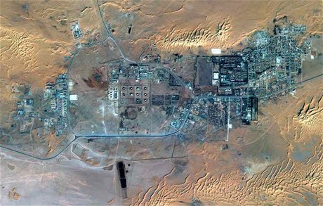 Satelitní snímek plynárny, kde teroristé dreli rukojmí