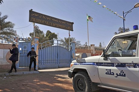 Alírská policie hlídkuje u nemocnice nedaleko místa, kde byly uneseny stovky lidí