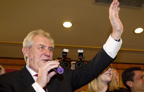 Miloš Zeman na tiskové konferenci.