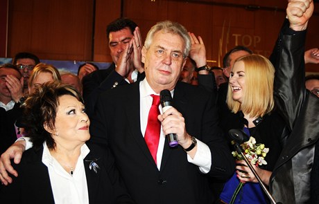 Milo Zeman má po pravici Jiinu Bohdalovou, na druhé stran stojí dcera Kateina.