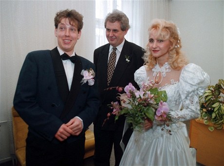 Svdek Milo Zeman na svatb Stanislava Grosse a árky Bobysudové - Grossové v únoru 1996.