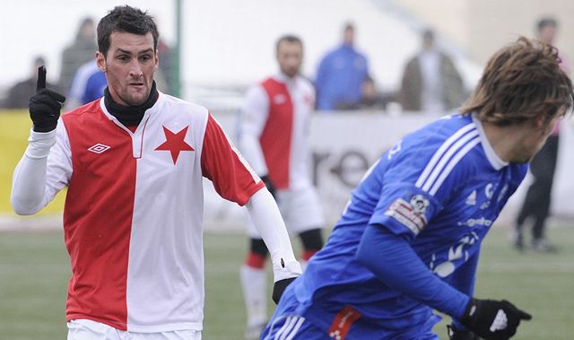 Finále Tipsport ligy mezi Slavií Praha a Olomoucí. Martin Fenin (vlevo) ze Slavie a Ale kerle z Olomouce