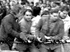 Dstojník StB Vladimír Zavadil (druhý zleva) na televizním zábru z potlaení demostrace 28. íjna 1988 ma praském Václavském námstí.