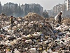 Nejchudí obyvatelé Aleppa loví v odpadcích ve, co se dá prodat, pálit, i jíst. Ve mst je zima a hlad.