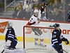 eský hokejista Ottawy Senators Milan Michálek (uprosted) a branká Winnipegu Jets Ondej Pavelec