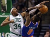Basketbalista Bostonu Celtics Paul Pierce (vlevo) a J.R. Smith z New Yorku Knicks