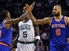 Radost basketbalist New Yorku Knicks J.R. Smitha (vlevo) a Tysona Chandlera   